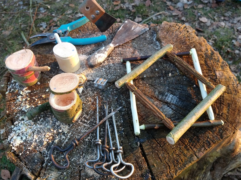 Werkzeuge und Produkte aus Holz auf einem Baumstamm