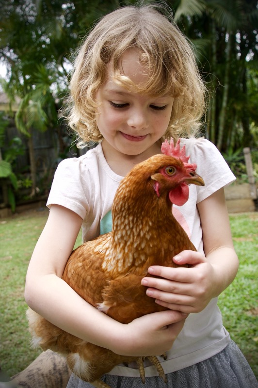 Kind mit Huhn