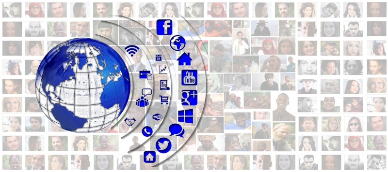 Verschiedene Social Media werden neben einer Weltkugel aufgezeigt. Im Hintergrund sind Fotos von unterschiedlichen Personen.