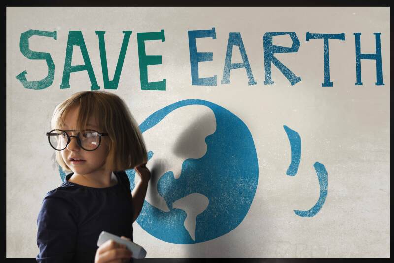 Kind mit Brille vor Erdkugel und Schriftzug Save earth