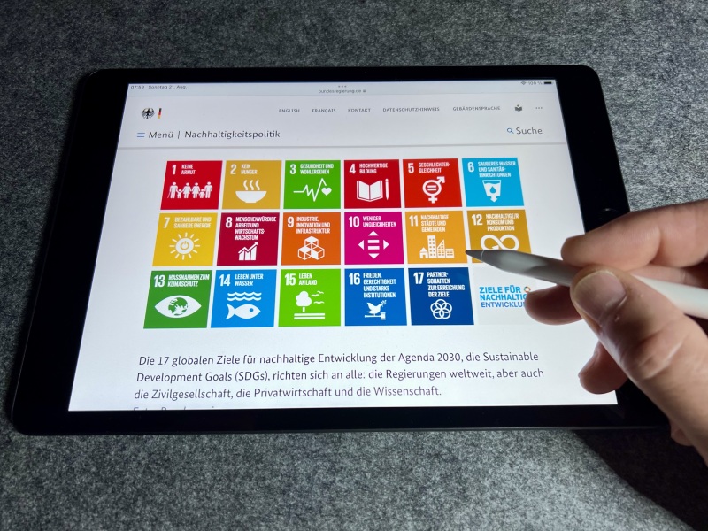 I-Pad mit den 17 SDGs auf dem Display 