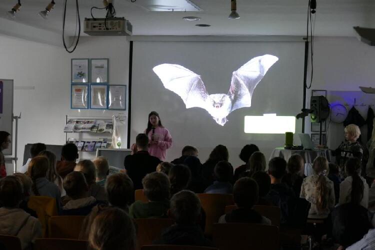 Schülerin hält Vortrag zu Fledermäusen beim Netzwerkaktionstag  2023 am Wahrsmannshof 