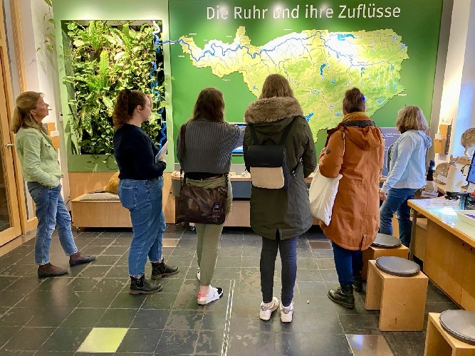 Teilnehmer des BNE Netzwerks Oberhausen begehen das Haus Ruhrnatur
