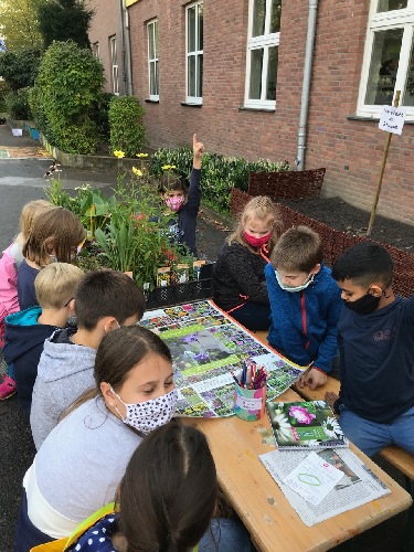 Kinder planen die  Beetbepflanzung