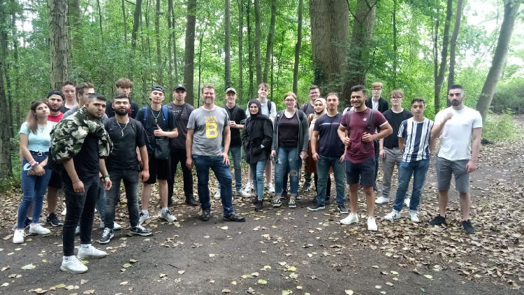 Gruppenbild Klasse und Lehrer im Wald.