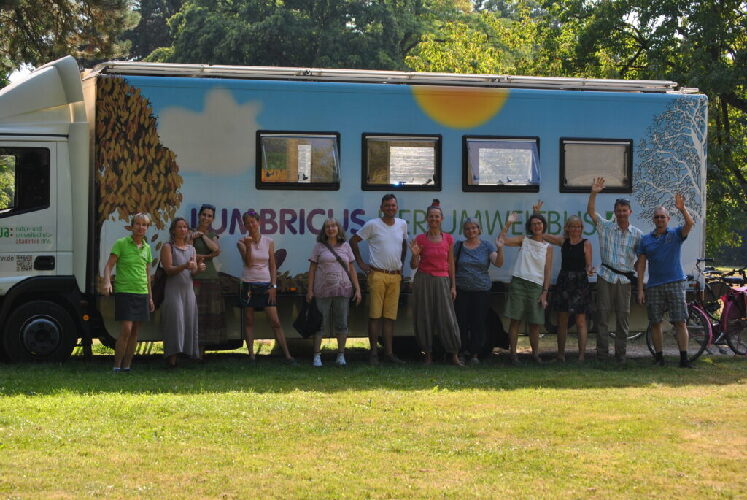 Gruppenbild vor dem Umweltbus LUMBRICUS