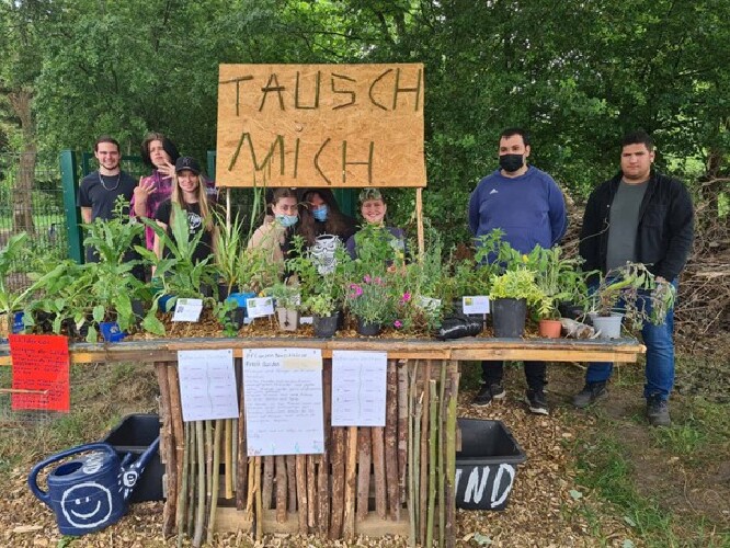 Talentschüler*innen des Hans-Böckler-Berufskollegs organisieren am BUND-Natur- und Erlebnisgarten Herten eine Pflanzentauschbörse für die Nachbarschaft