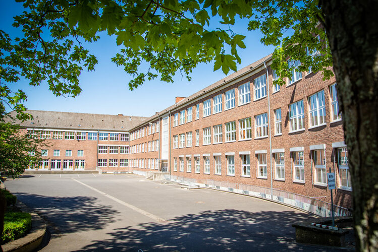 Ein sonniger Blick auf den Schulhof des Stiftischen Gymnasiums