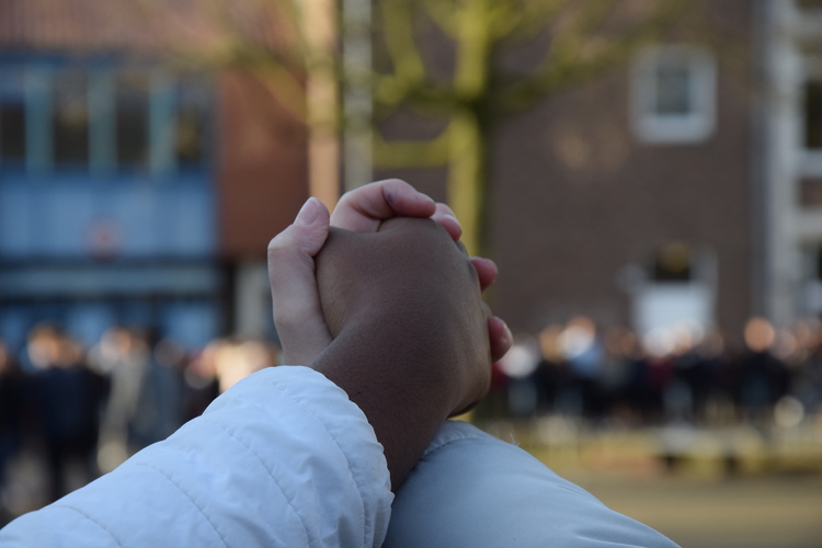Die verbundenen Hände in der Menschenkette symbolisieren die Verbundenheit unserer Schulgemeinde und appelieren an Fairness und Solidarität