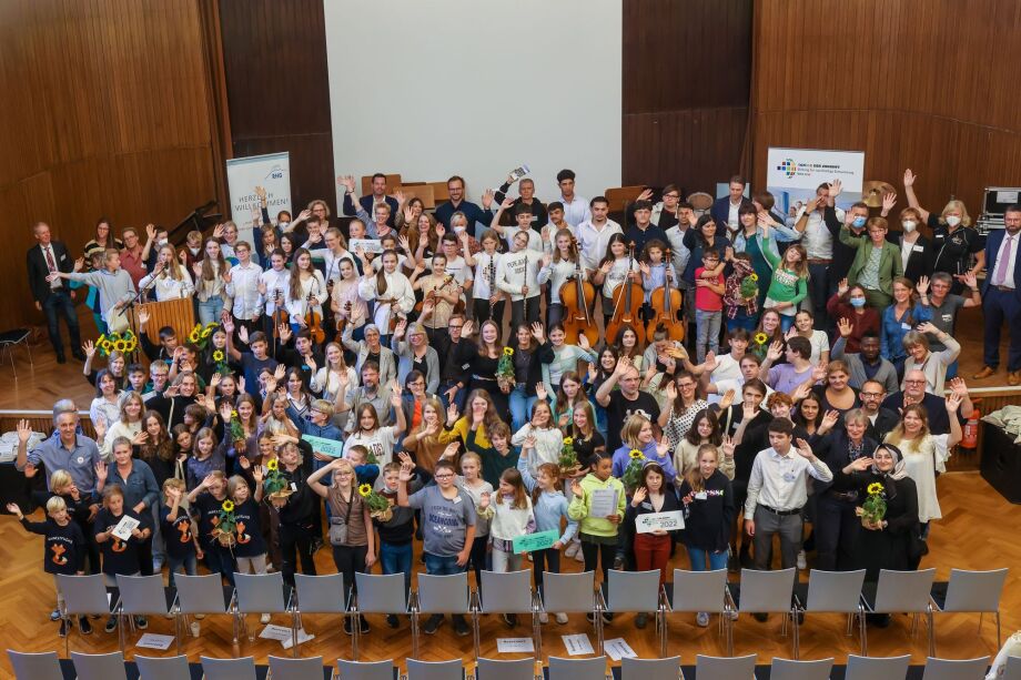Gruppenbild aller Beteiligten der Auszeichnungsfeier von Schule der Zukunft im Regierungsbezirk Düsseldorf