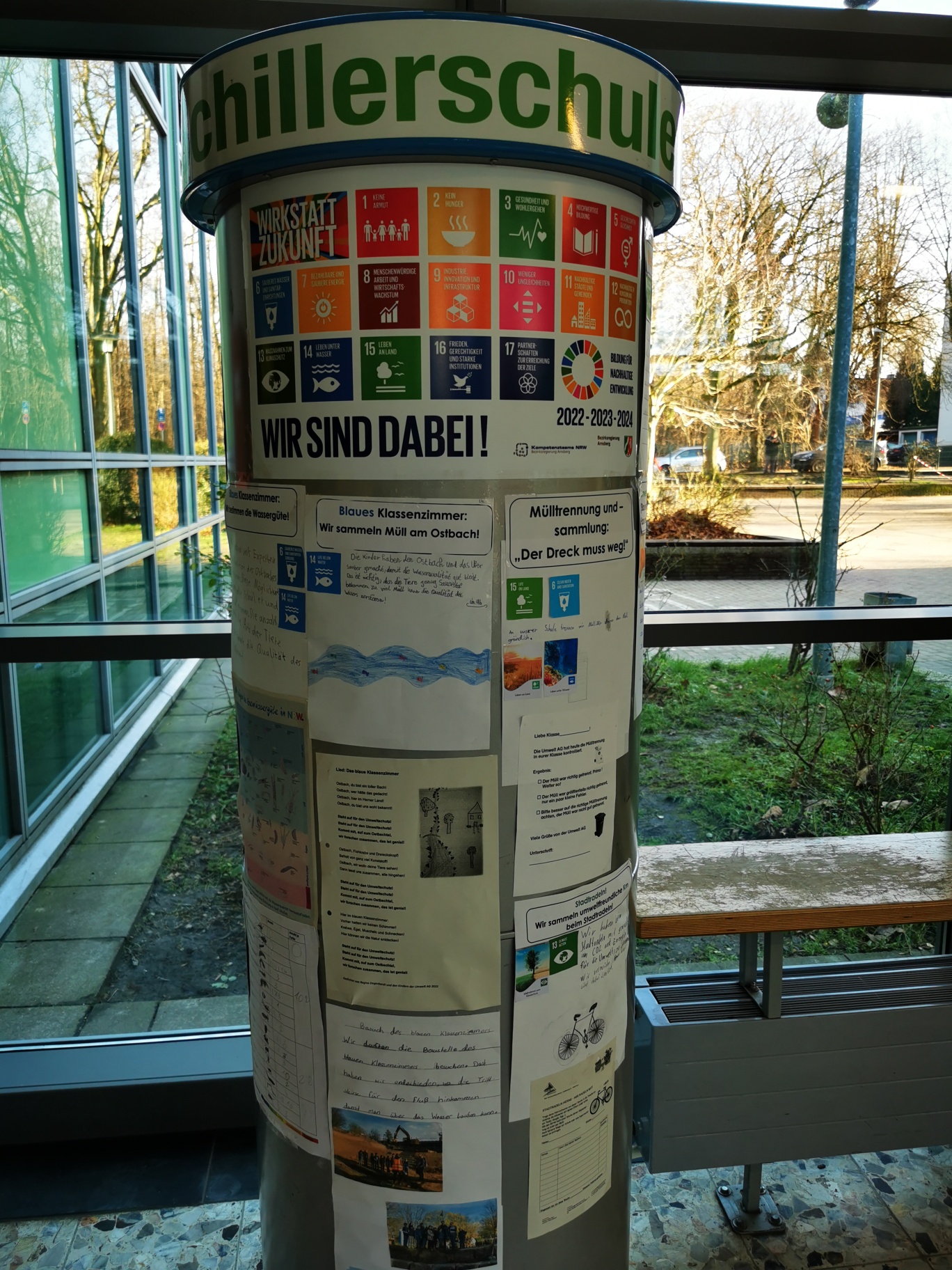 Auf der Säule befinden sich die Aktivitäten der Schillerschule  zu den 17 SDGs.
