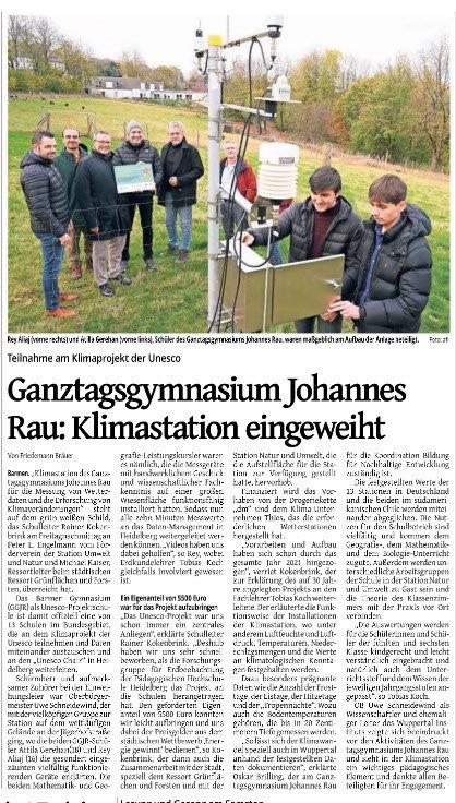 Vertreter der Stadt Wuppertal, des Ganztagsgymnasium Johannes Rau und der Station Natur und Umwelt stehen mit Informationsschild am Rande der Messstation