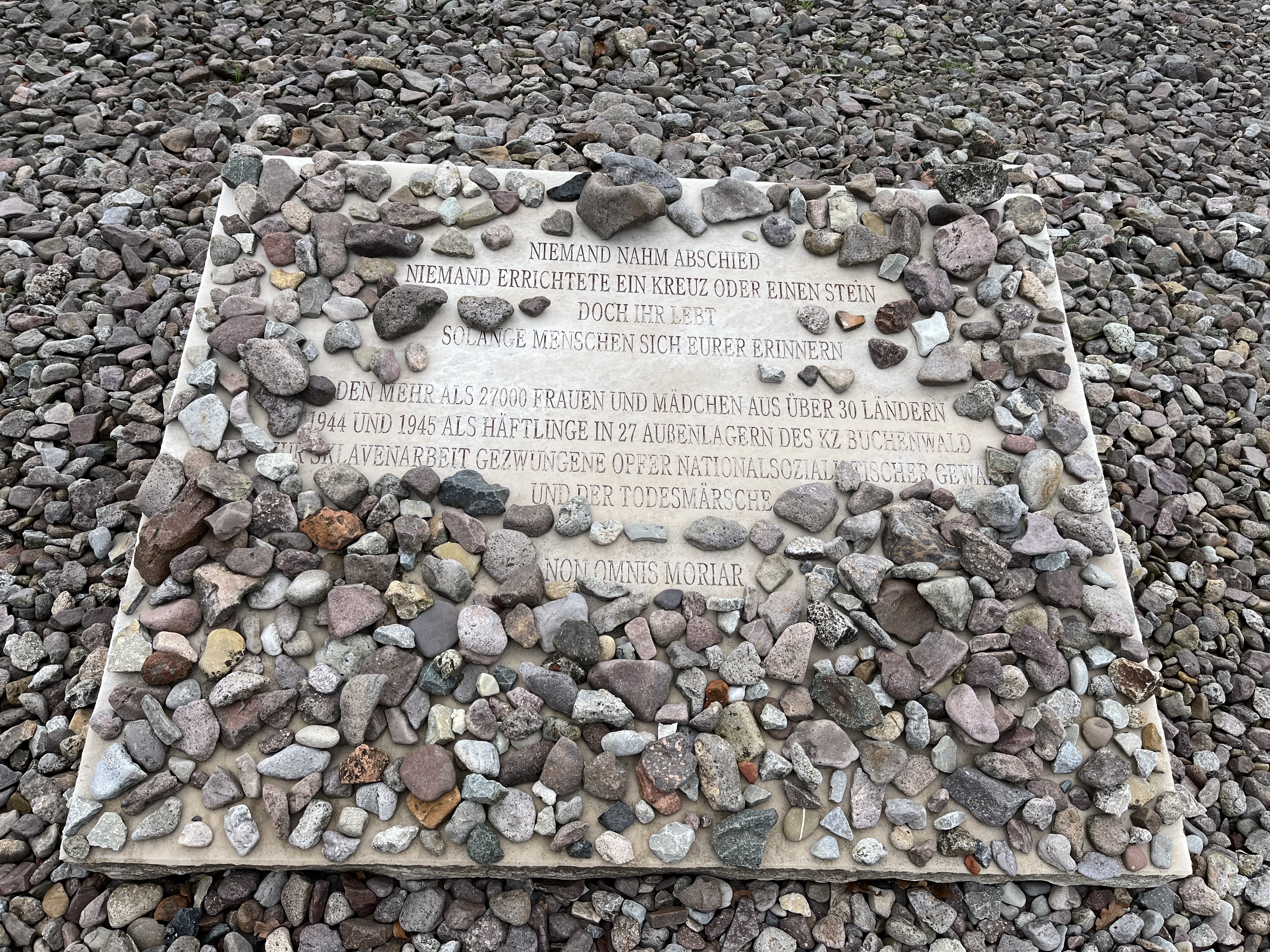 Der Gedenkstein am ehemaligen Block 5 erinnert an die Frauen und Kinder, die in Buchenwald ums Leben kamen