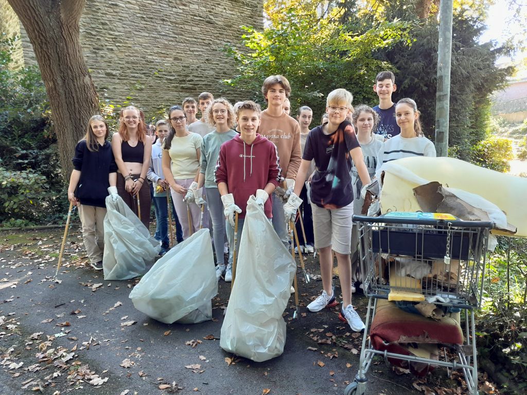 Schülerinnen und Schülern der Umwelt-AG zogen los um Müll aus der Schulumgebung einzusammeln. 