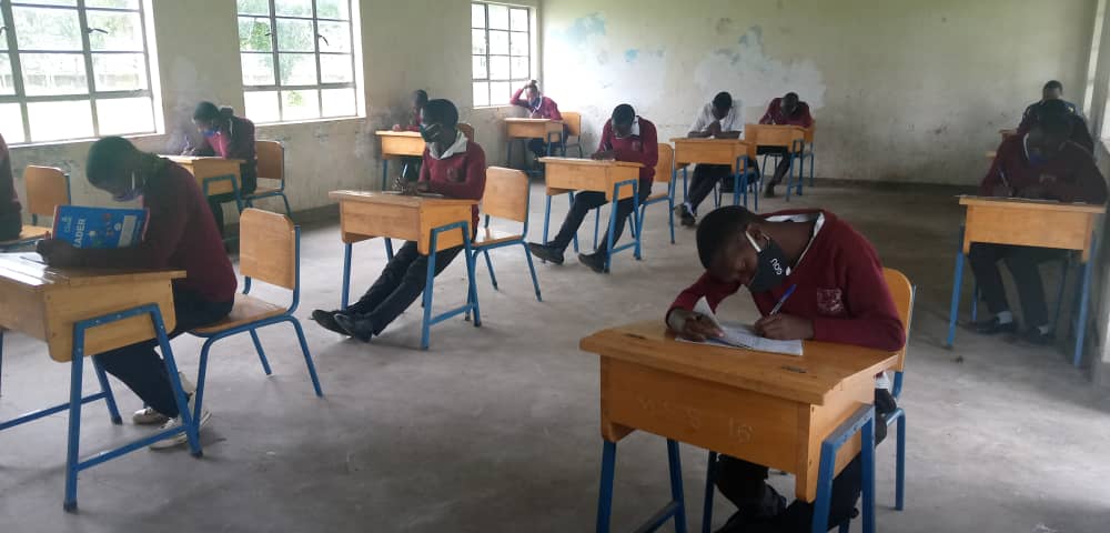 Schüler der Abschlussklassen in Uganda bereiten sich unter strengen Hygieneregeln auf ihre Prüfungen vor.