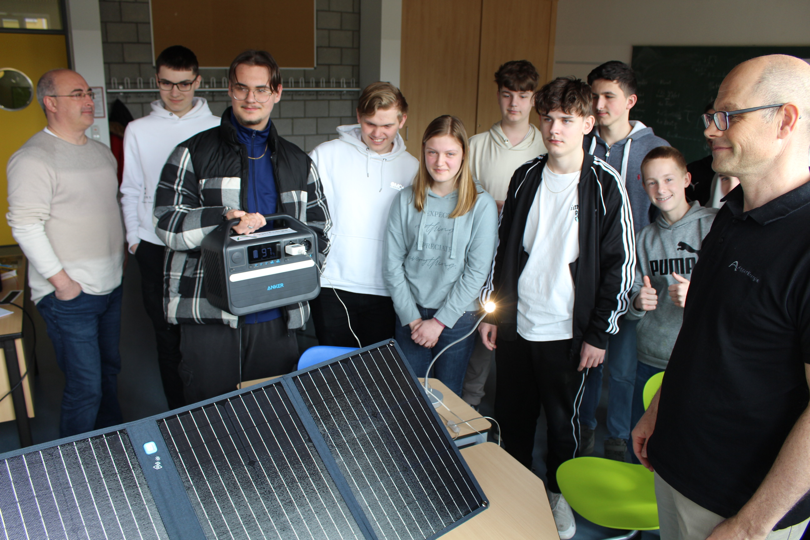 Die Schülerinnen und Schüler speichern Sonnenenergie