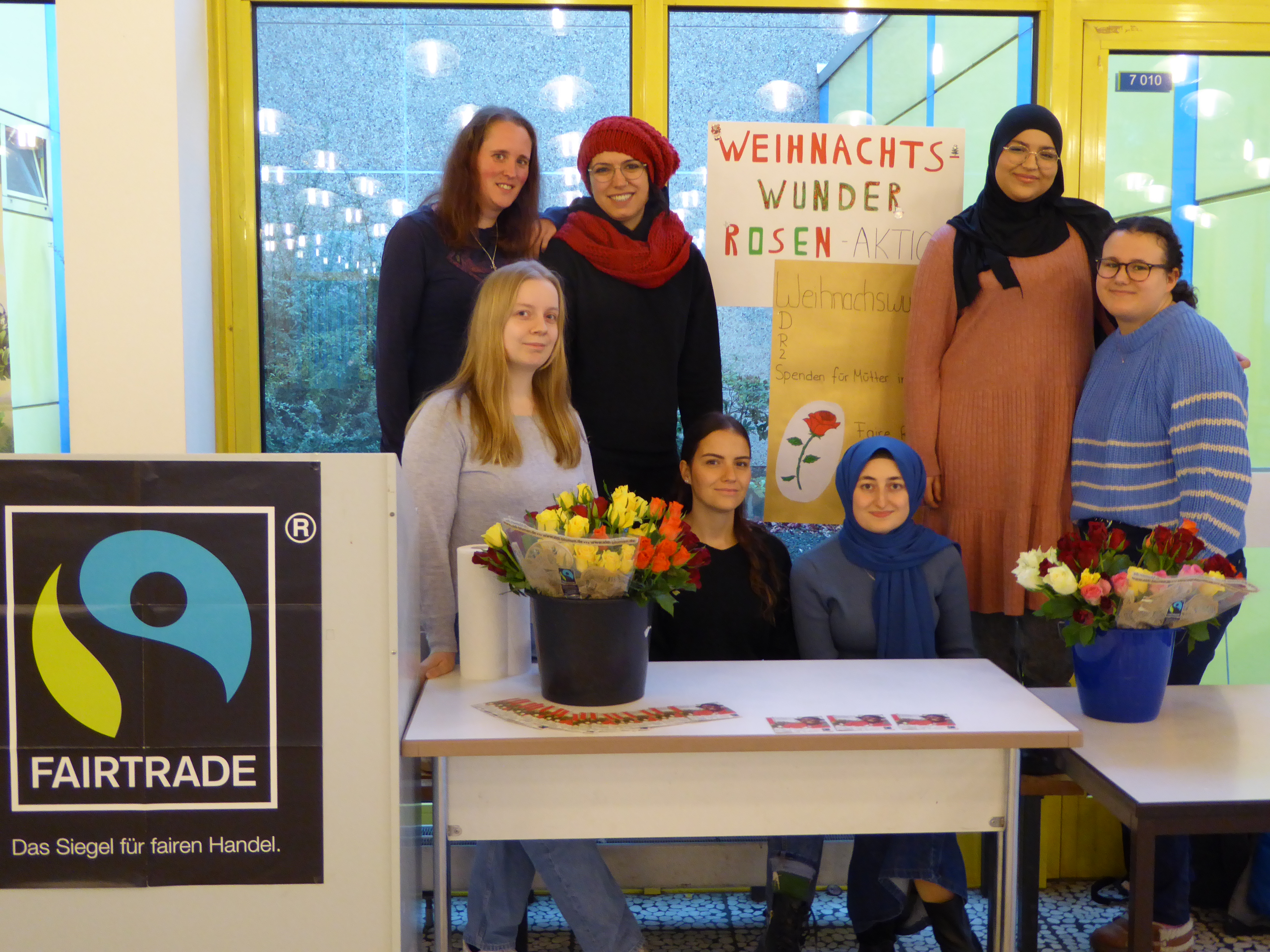 Mitglieder der BBZ Fairtrade-Teams bieten Rosen gegen eine Spende an.