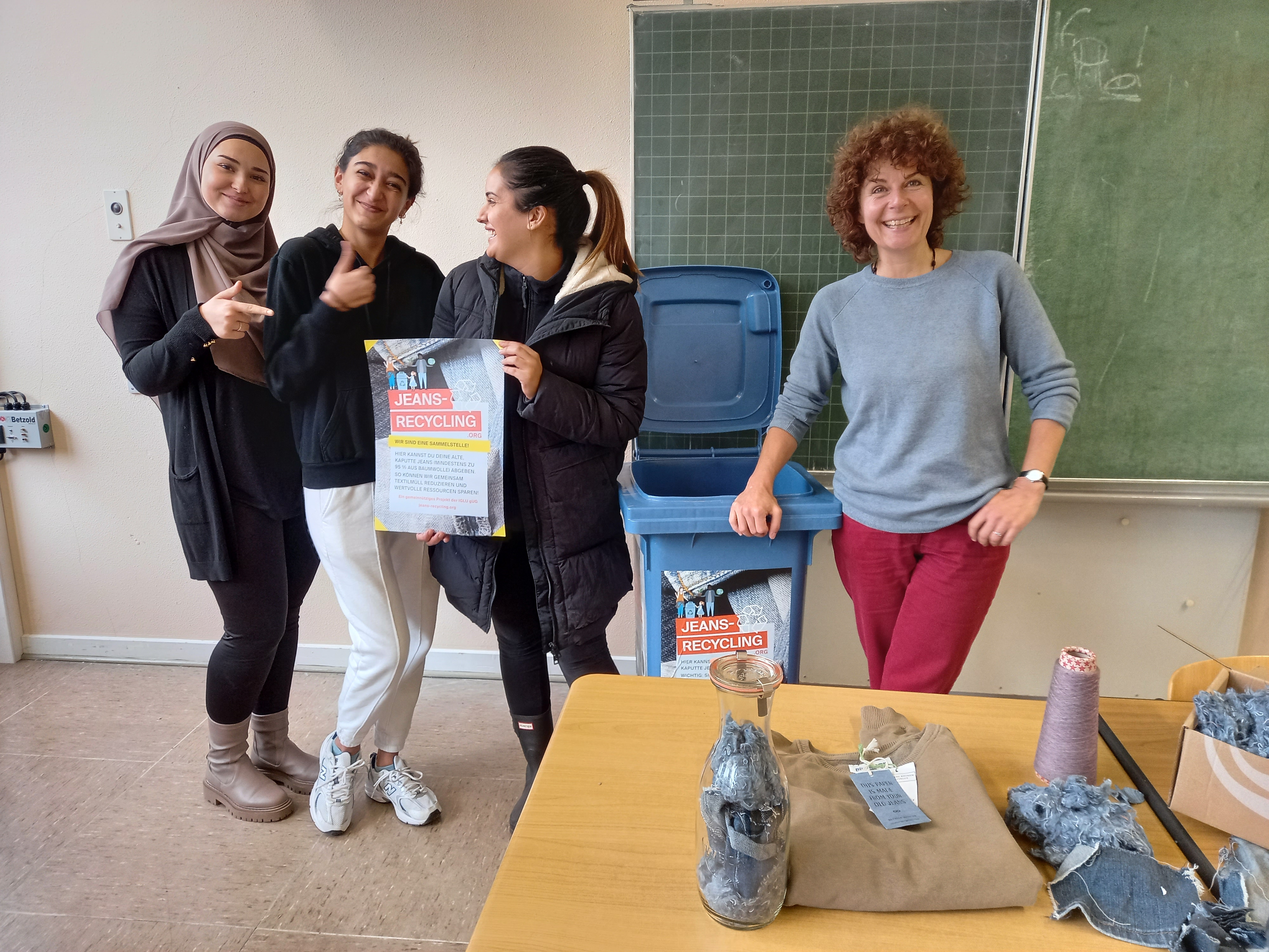 Frau Partyka vom IGLU gUG stellt im BBZ Grevenbroich der Oberstufe Kinderpflege das Projekt Jeans-Recycling vor.