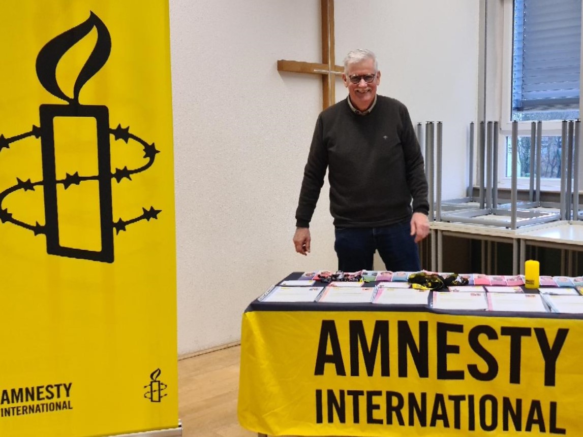 Der Fokus der Veranstaltung lag auf der größten Menschenrechtsaktion der Welt: dem Amnesty-Briefmarathon. Die Veranstaltung wurde von Konrad Schoppmann, einem langjährigen Mitglied von Amnesty International, geleitet.