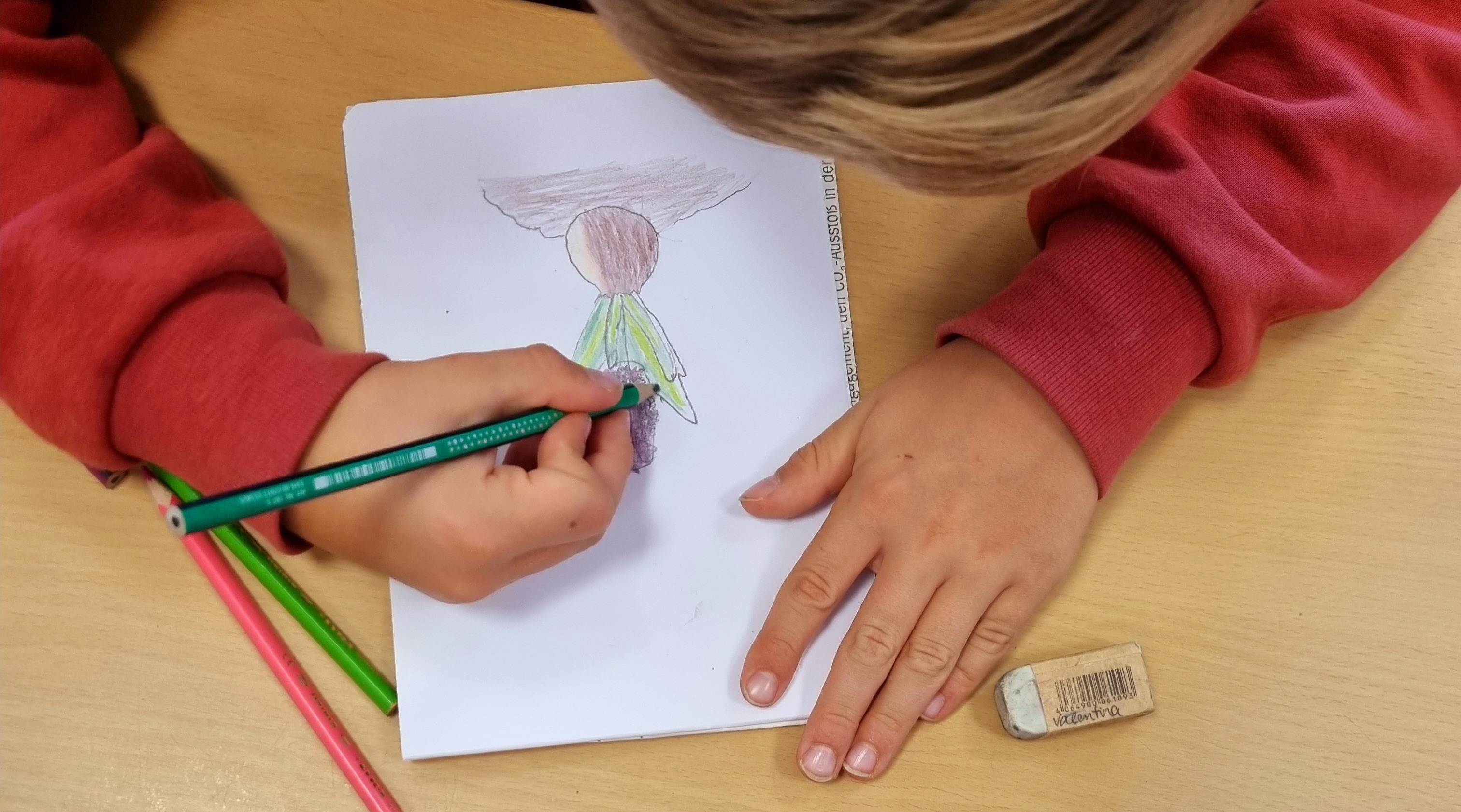 Kind zeichnet Frühblüher