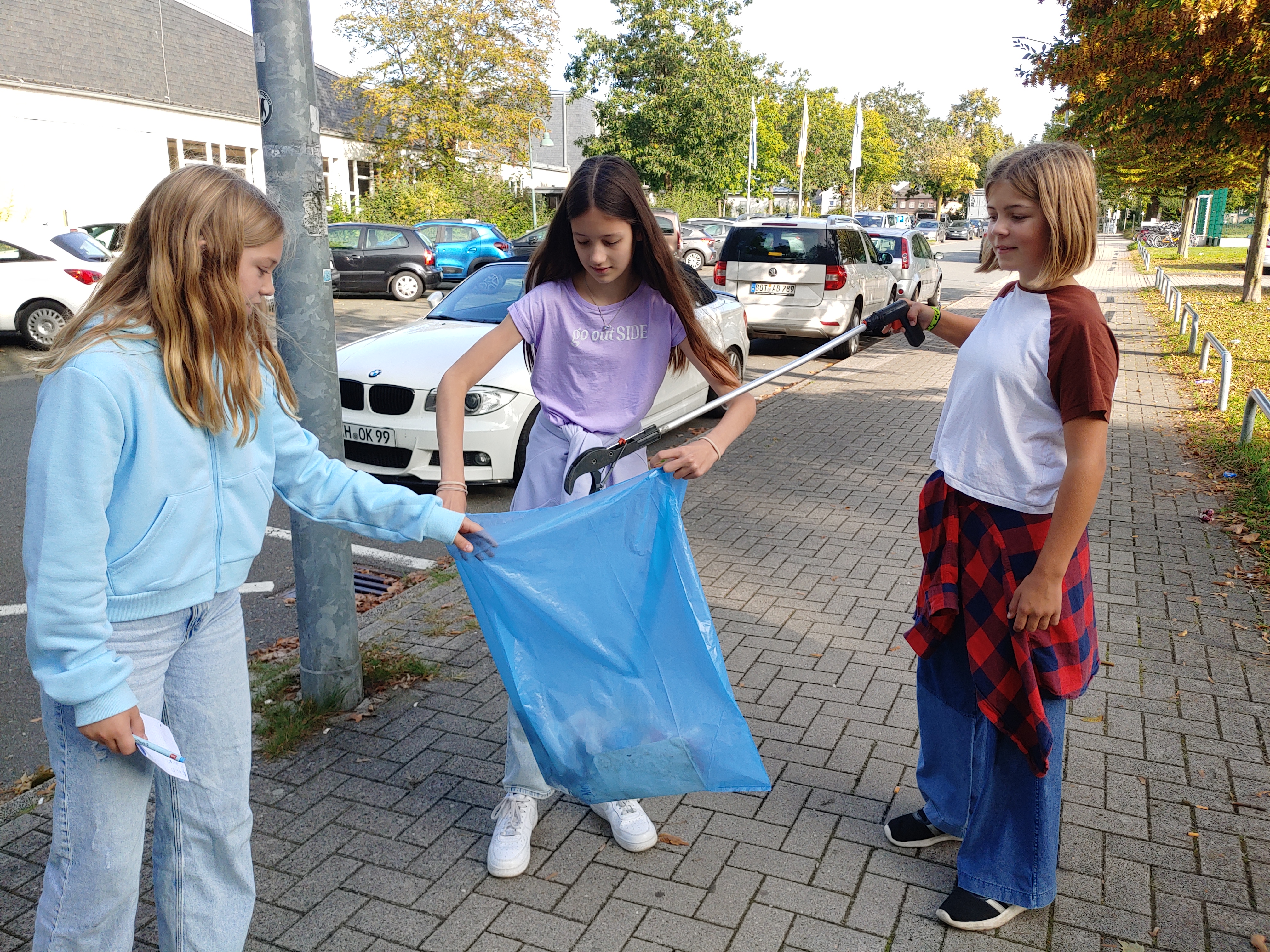 Die Schülerinnen der 6a beim Müllsammeln