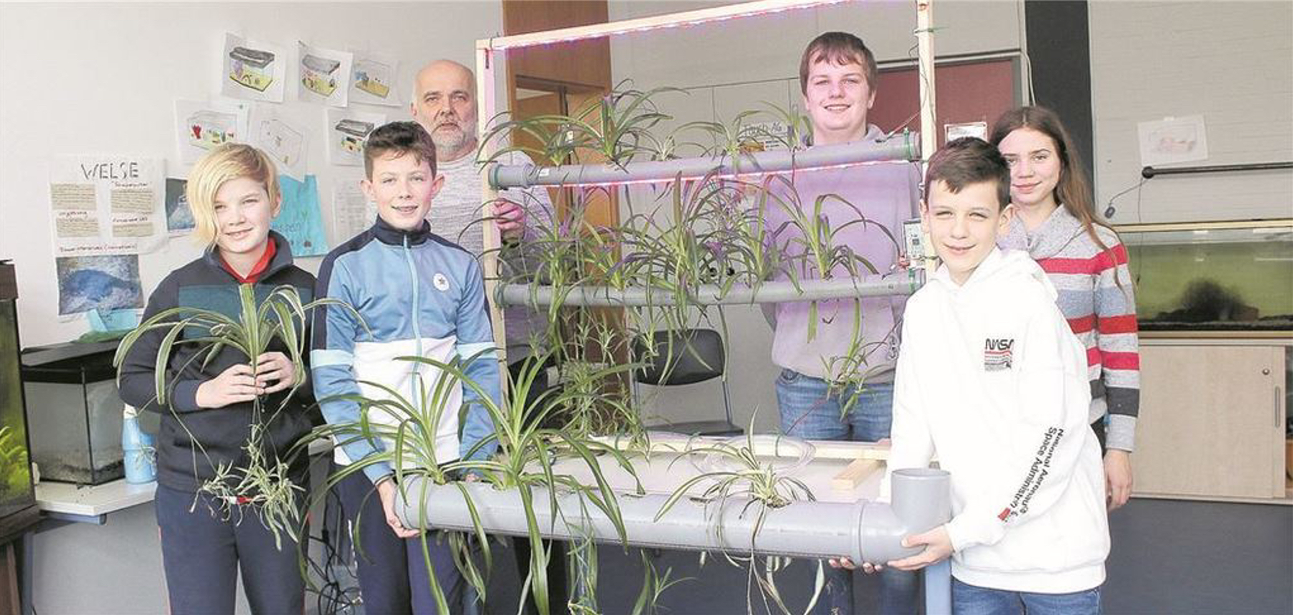 Die SchülerInnen der Forscher AG präsentieren ihren vertikalen Garten.