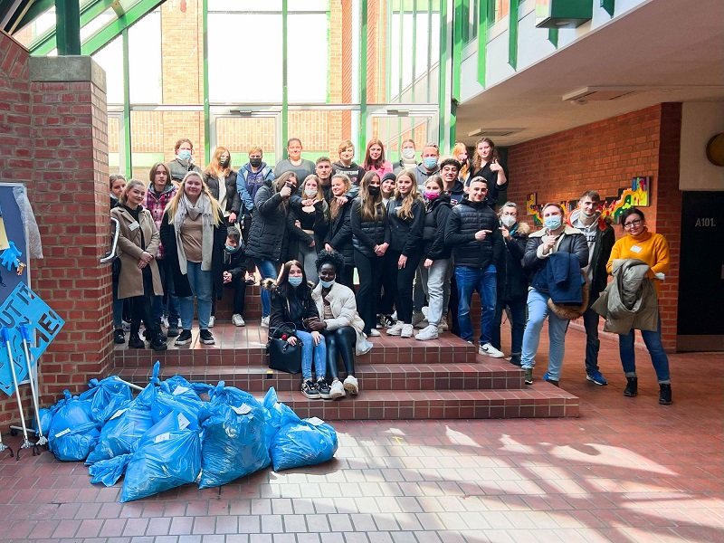 Zu sehen sind alle teilnehmenden Schülerinnen und Schüler, die erfolgreich an der Müll-Sammelaktion teilgenommen haben
