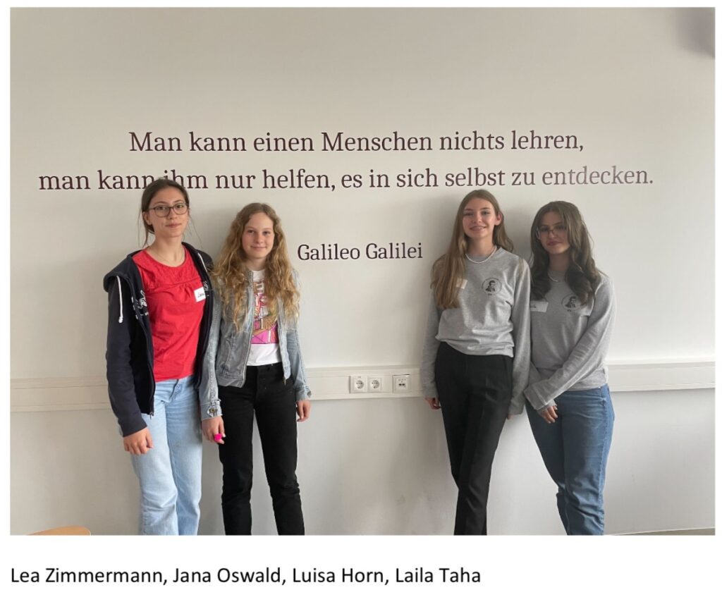 Vier Schülerinnen der Klasse 8 während ihrer Teilnahme an der Schüler*innen-Akademie in Bonn Bad Godesberg