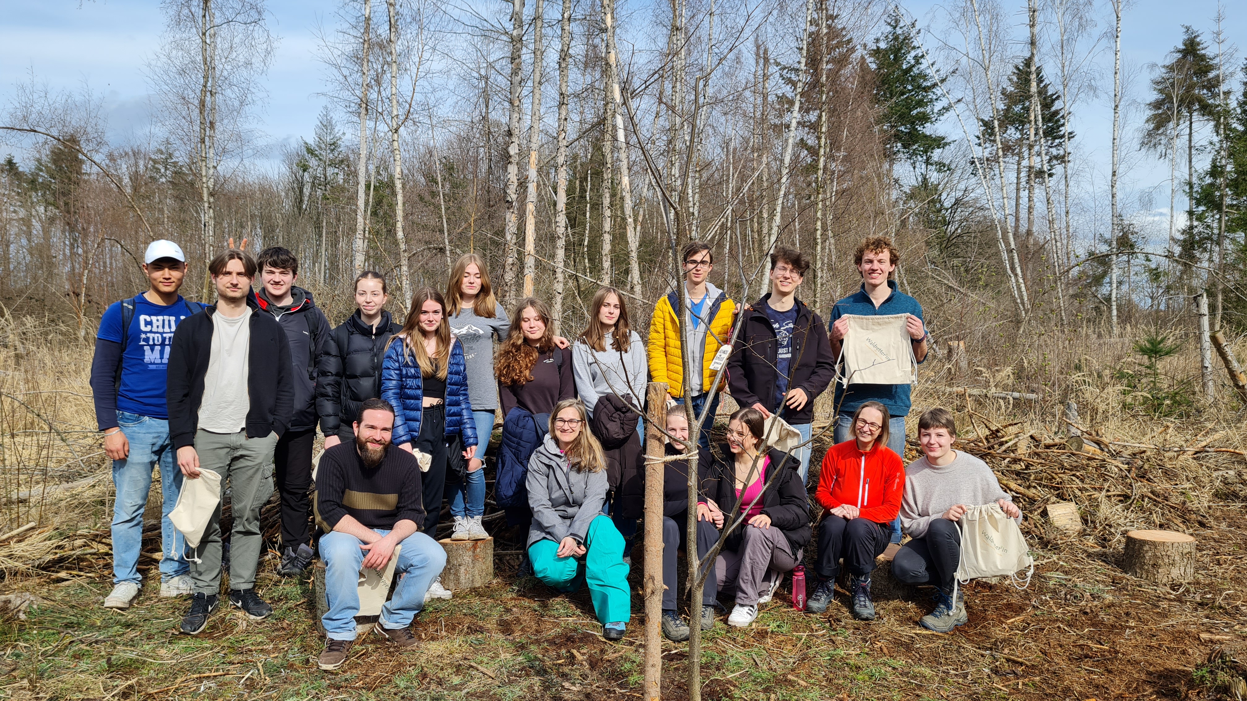 Schüler*innen zusammen mit den Lehrkräften nach getaner Arbeit im Wald