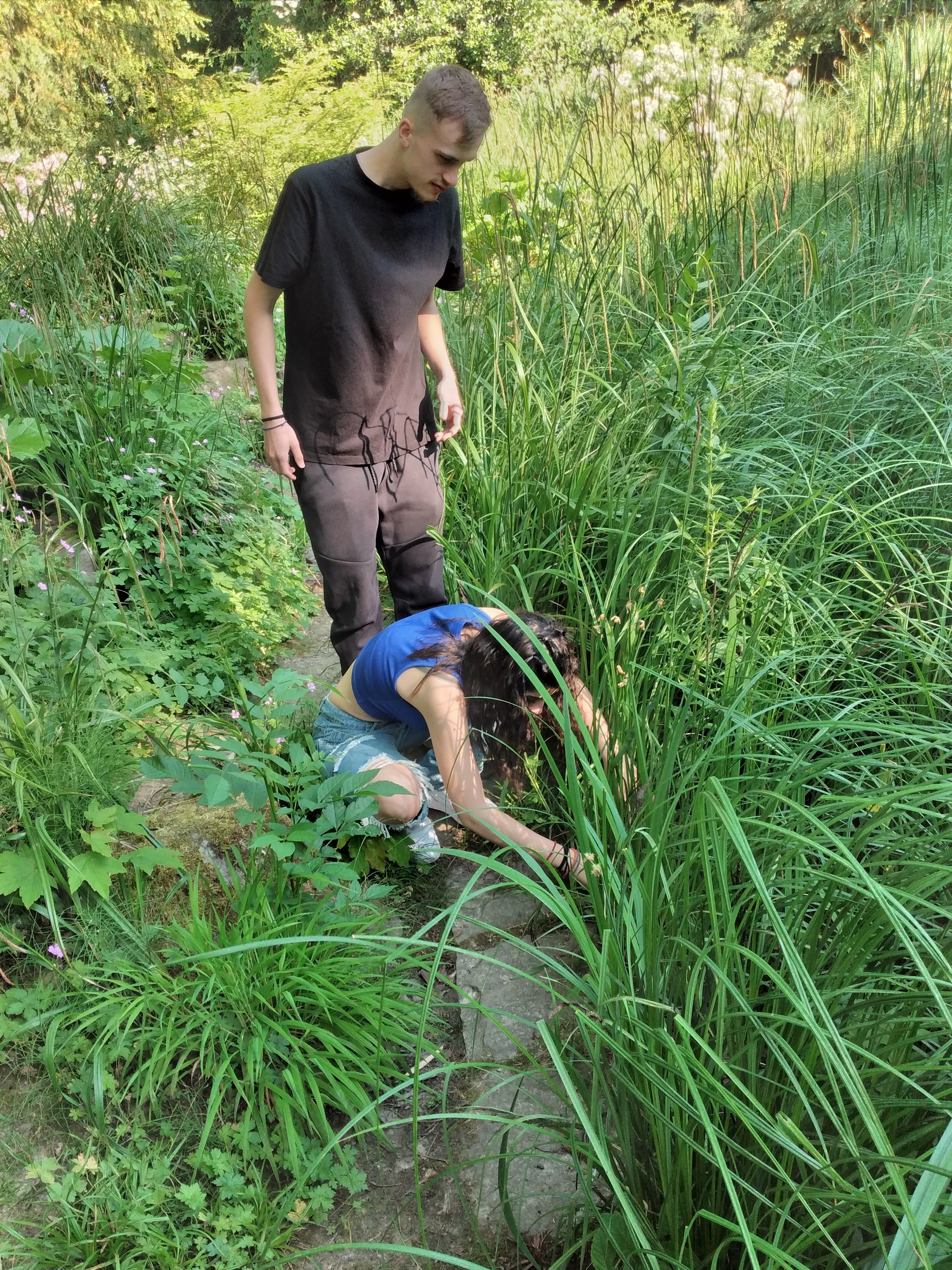Zwei Jugendliche untersuchen ddas Teichufer