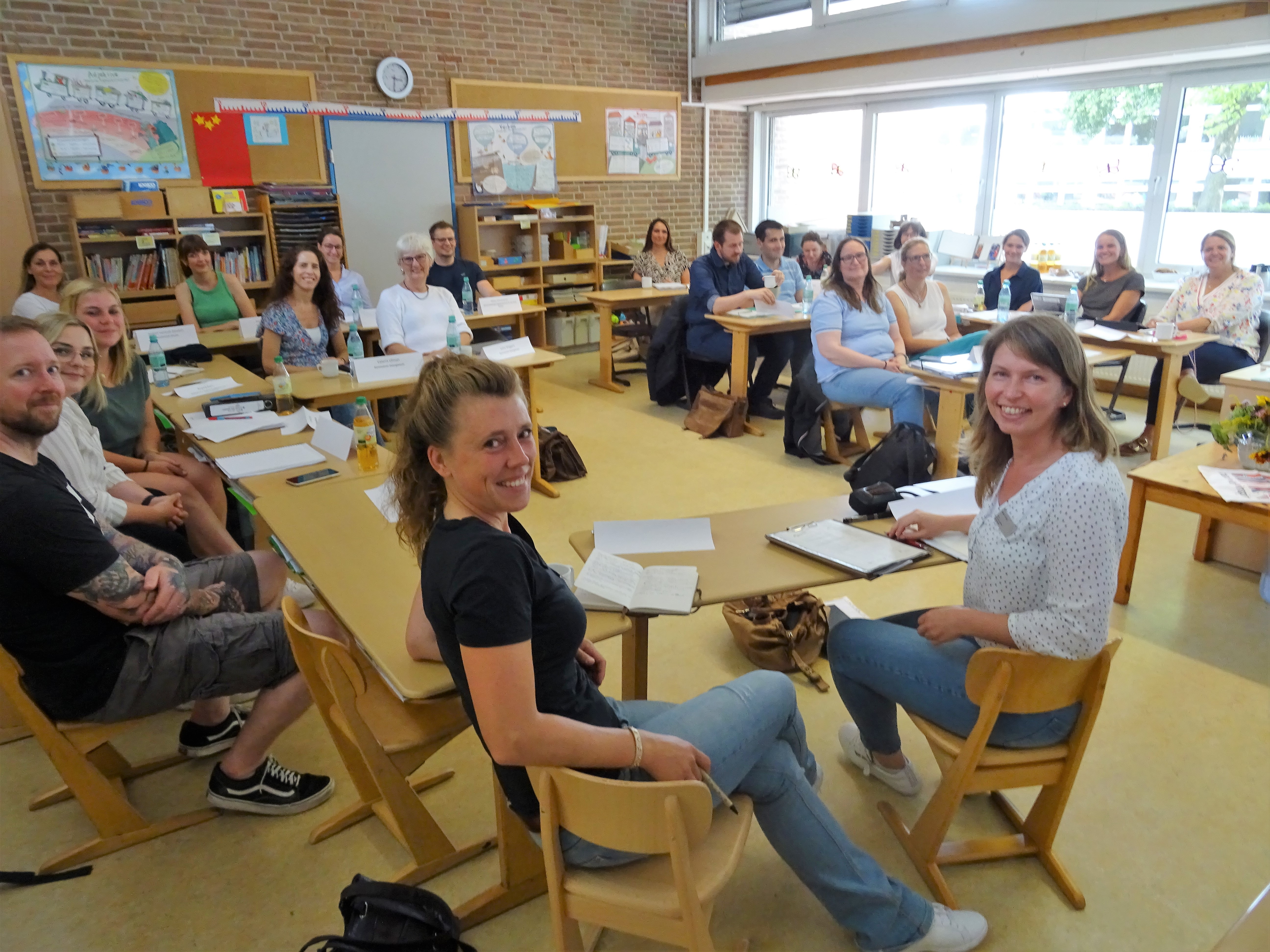 Die Netzwerkmitglieder treffen sich im Klassenraum der Clemens-Dülmer-Schule