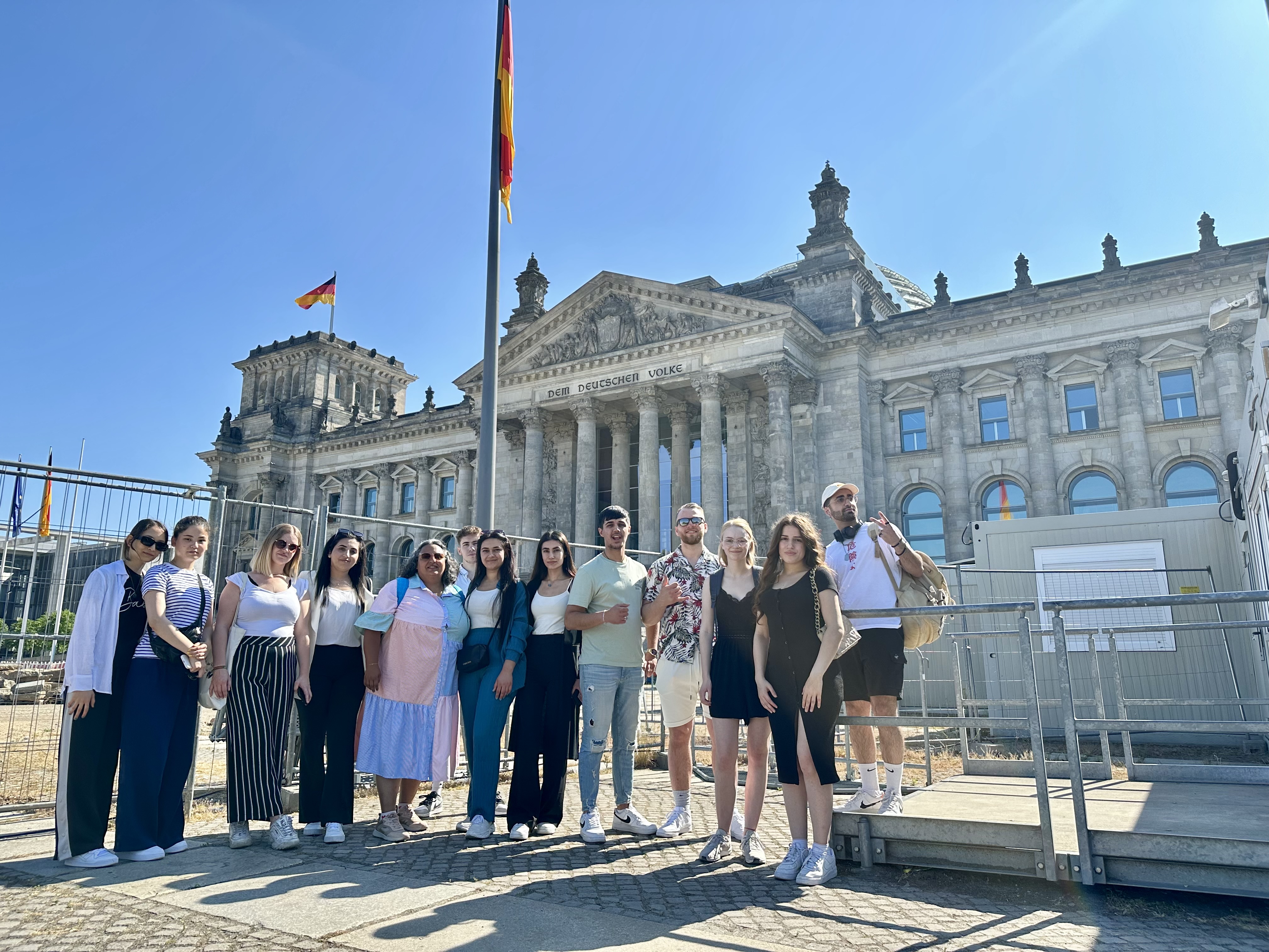 Studierende des Driland Kollegs vor dem Bundestag