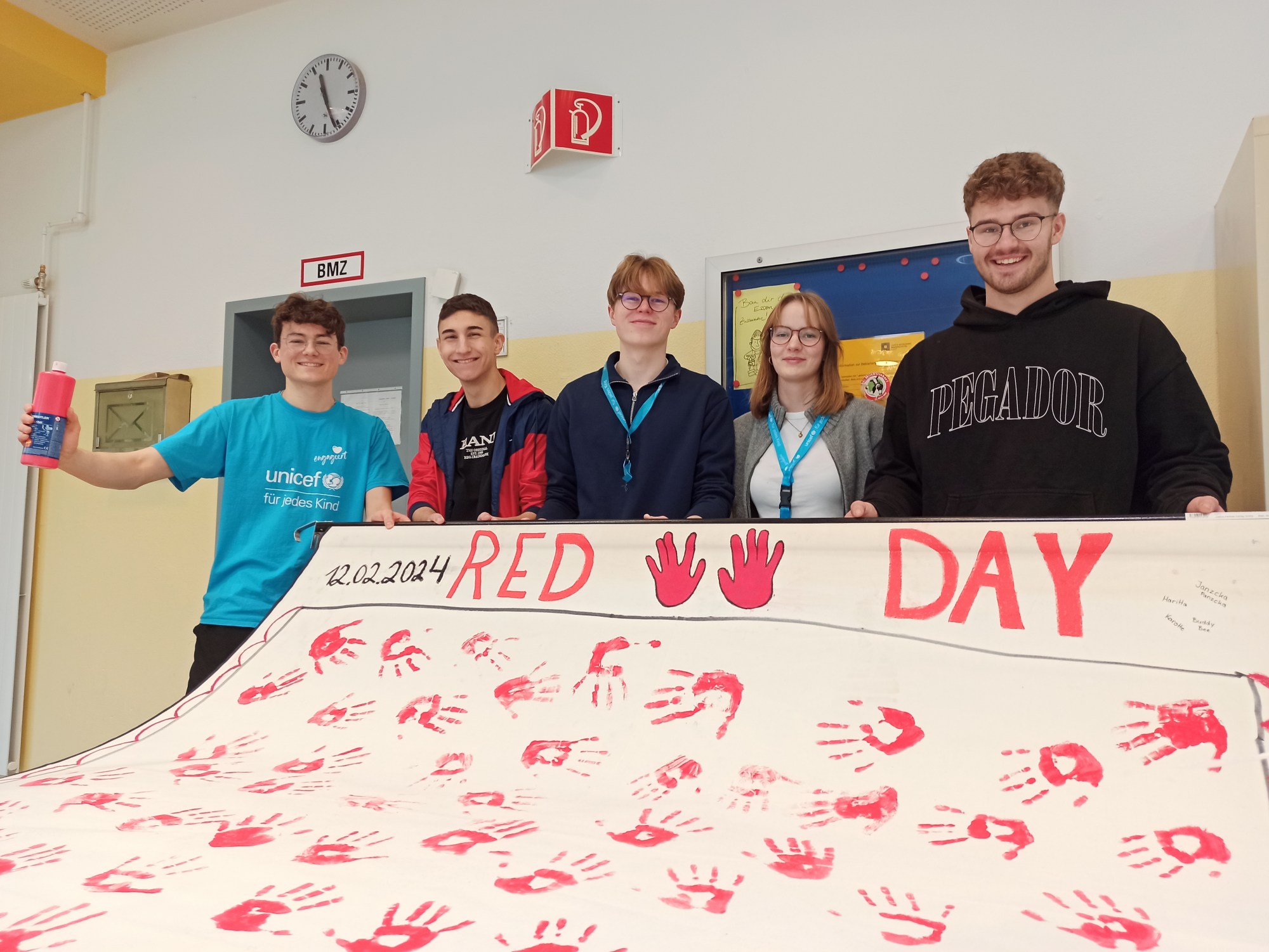 Schülerinnen und Schüler der HAG organisierten erstmals den Red Hand Day an unserer Schule: Mit roten Abdrücken der Hände setzte die Schulgemeinde ein Zeichen gegen Kindersoldaten.