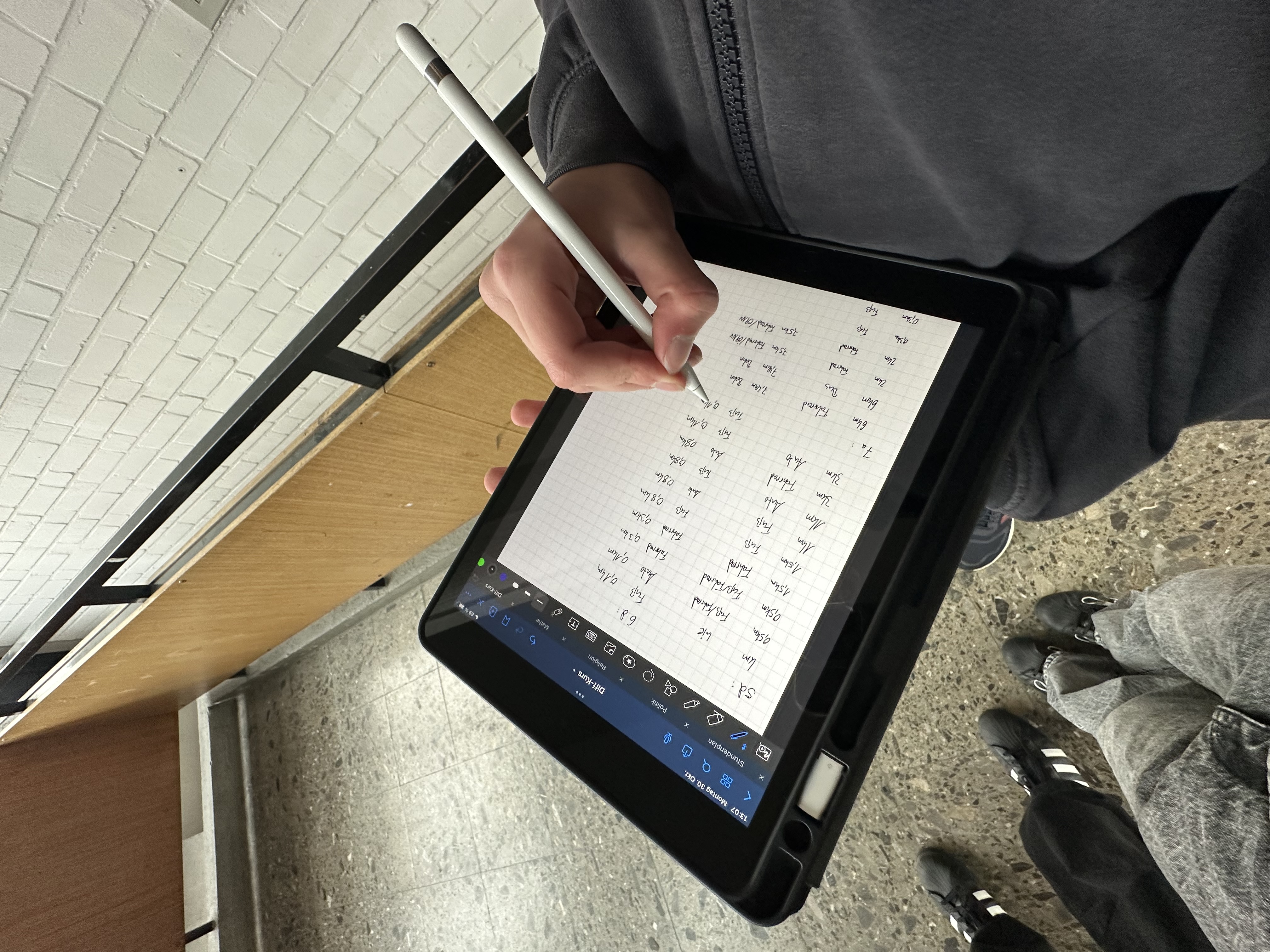 In diesem Bild sieht man ein Teil der Antworten von Schüler*innen, die gerade auf einem Tablet dokumentiert werden. 