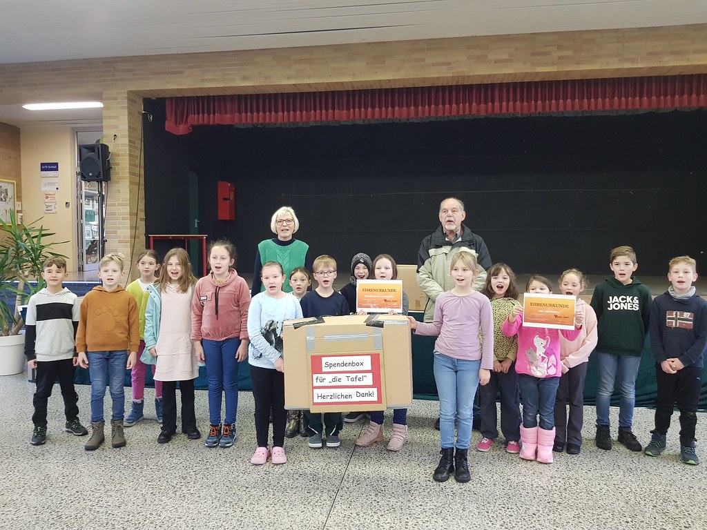 Schülergruppe übergibt Spendenboxen