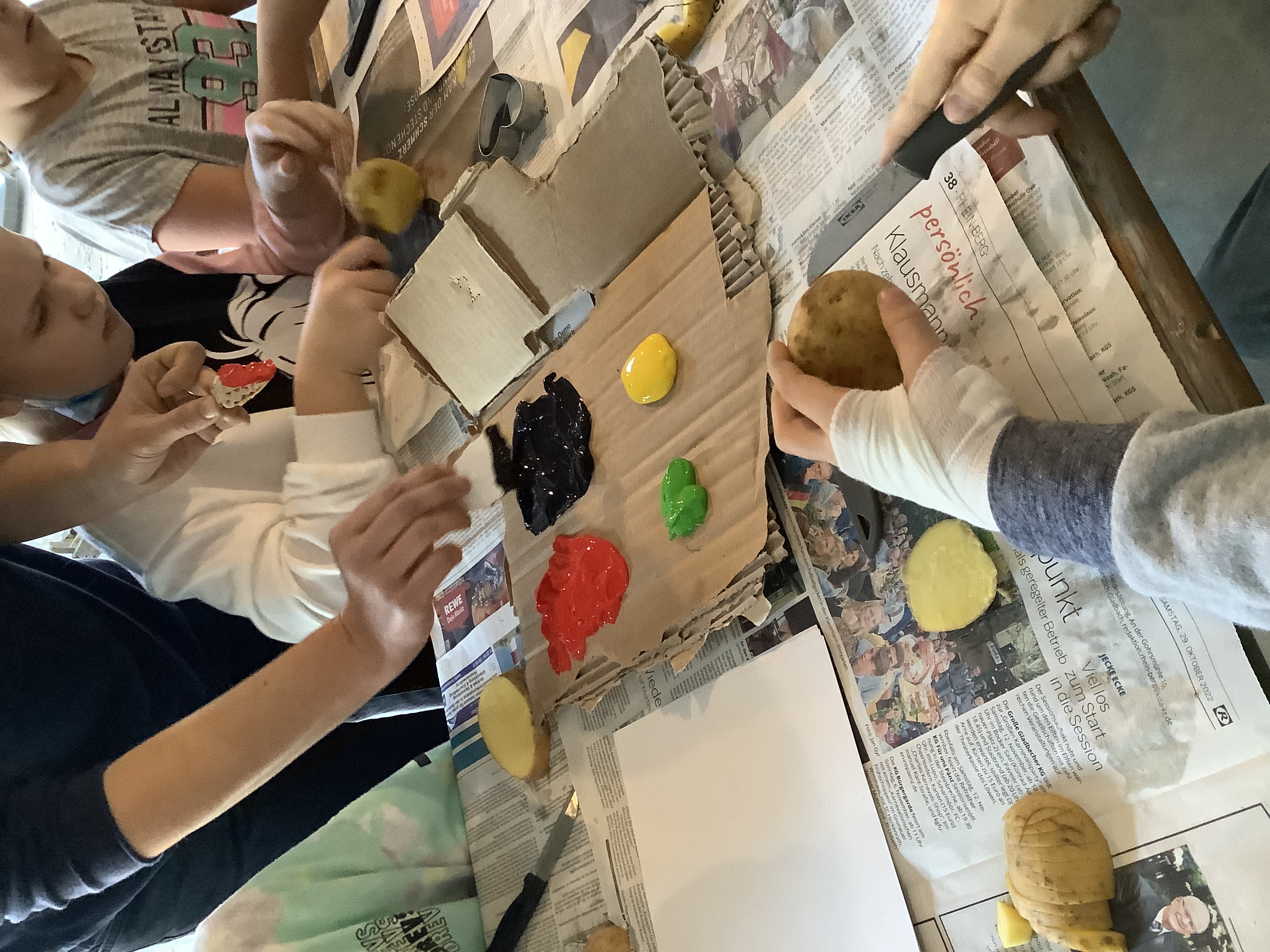 Kinder stempeln mit Kartoffeln farbige Motive