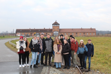 Schülergruppe vor dem Vernichtungslager Birkenau