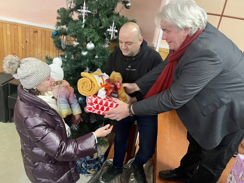 Vertreter aus Rheine übergeben die Spendenpakete an ukrainische Kinder