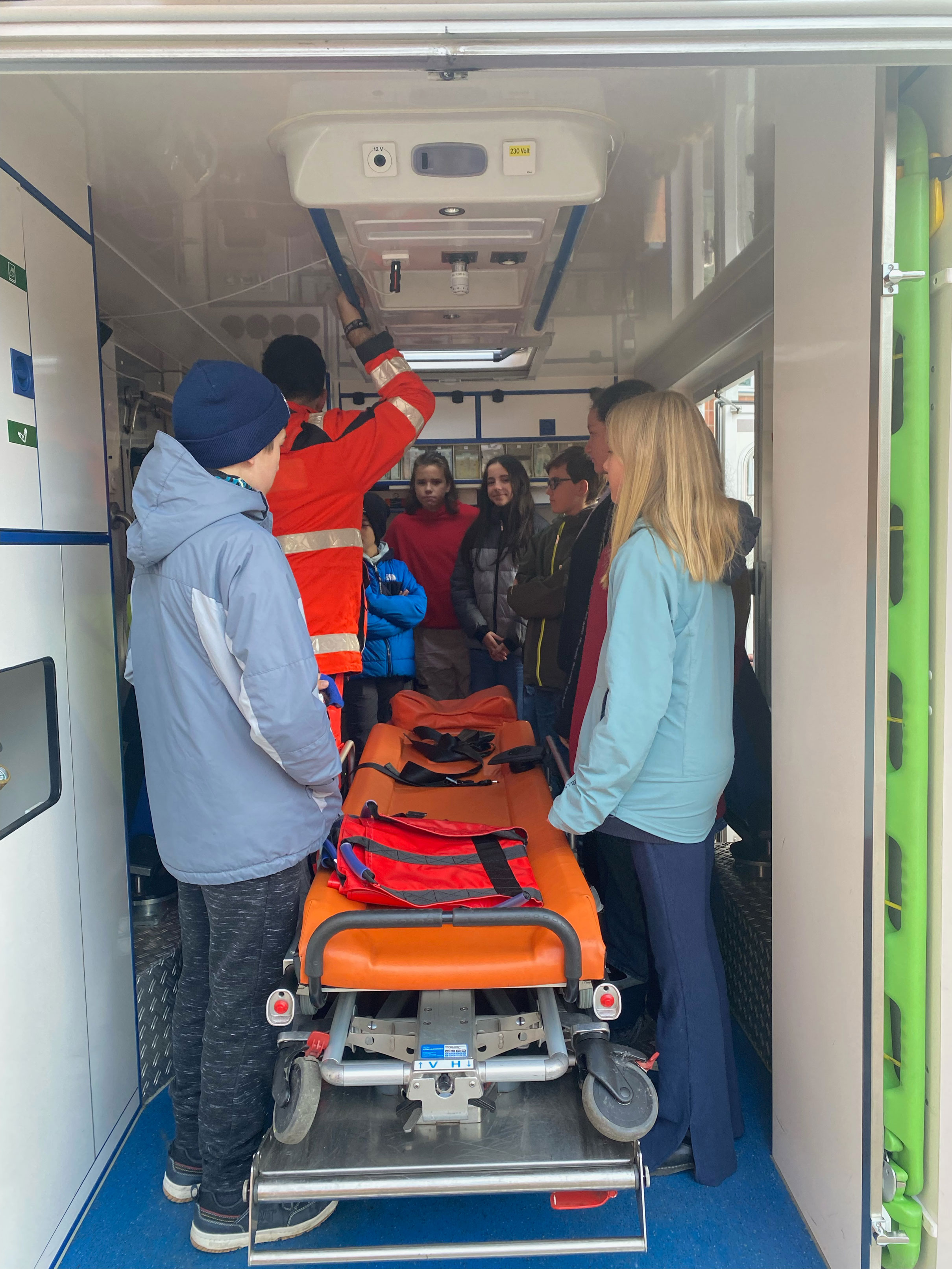 Schülerinnen und Schüler im Inneren eines Rettungswagen