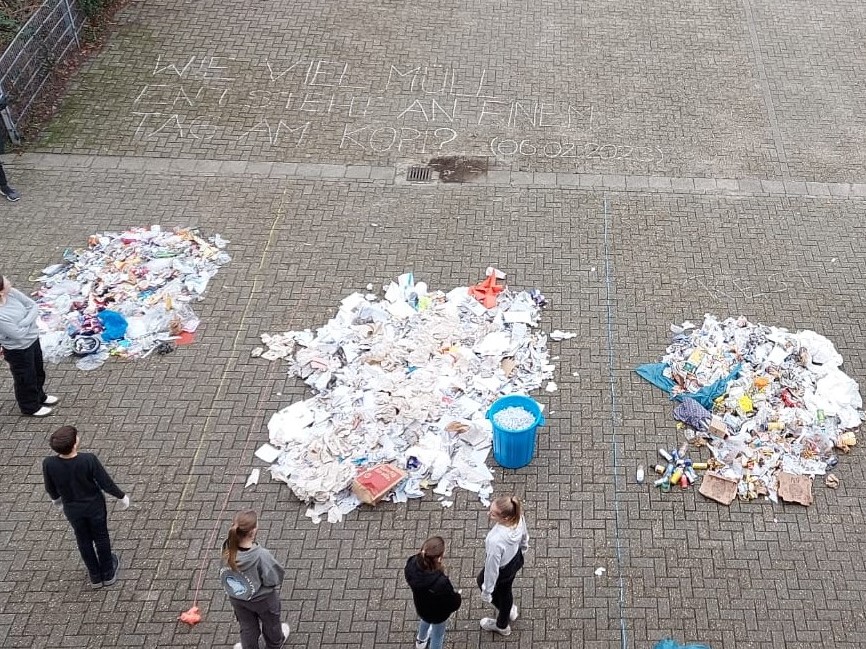 Auf dem Foto sieht man unsere Umweltagenten vor dem gesammelten Müll.
